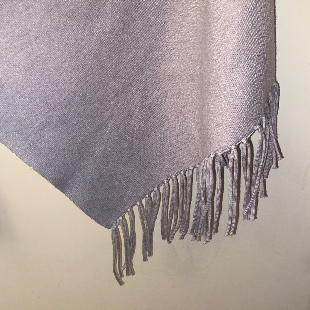 Mersea travel wrap reversible Gray/ white Fringe Scarf - Picture 3 of 11